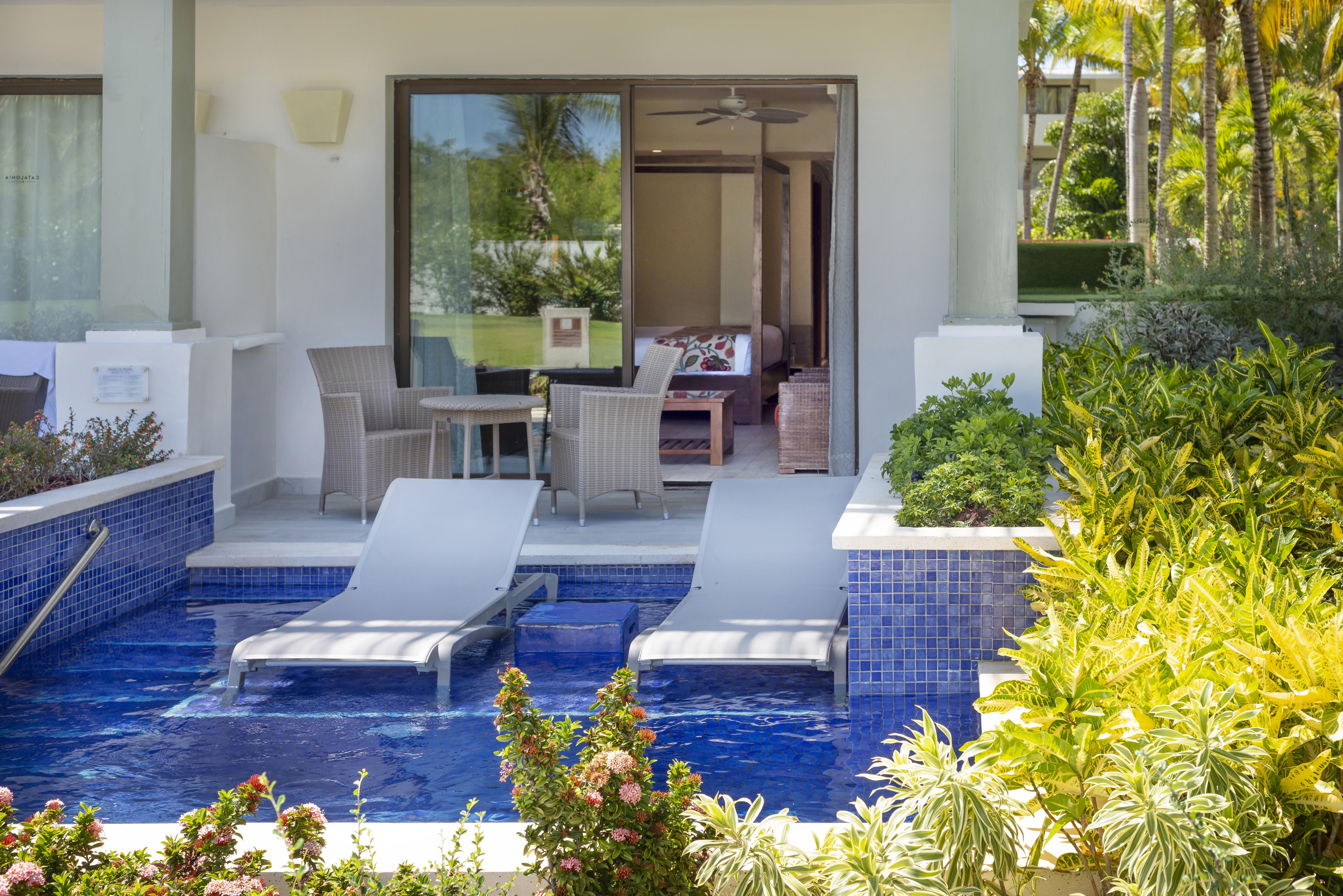 Catalonia Royal Bavaro (Adults Only) Punta Cana Bagian luar foto A swim-out room at Hard Rock Hotel & Casino Punta Cana