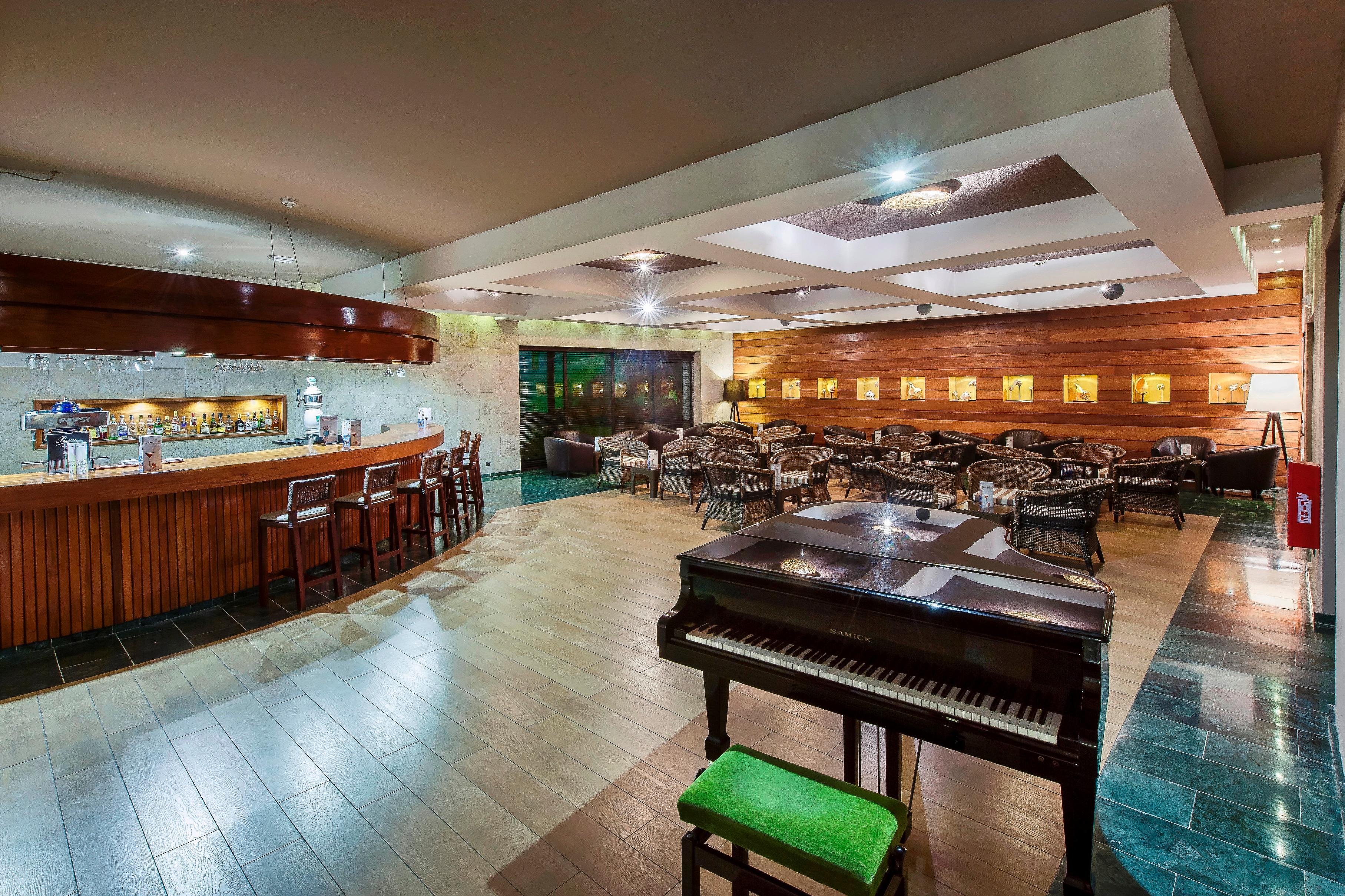Catalonia Royal Bavaro (Adults Only) Punta Cana Bagian luar foto The lounge at the airport