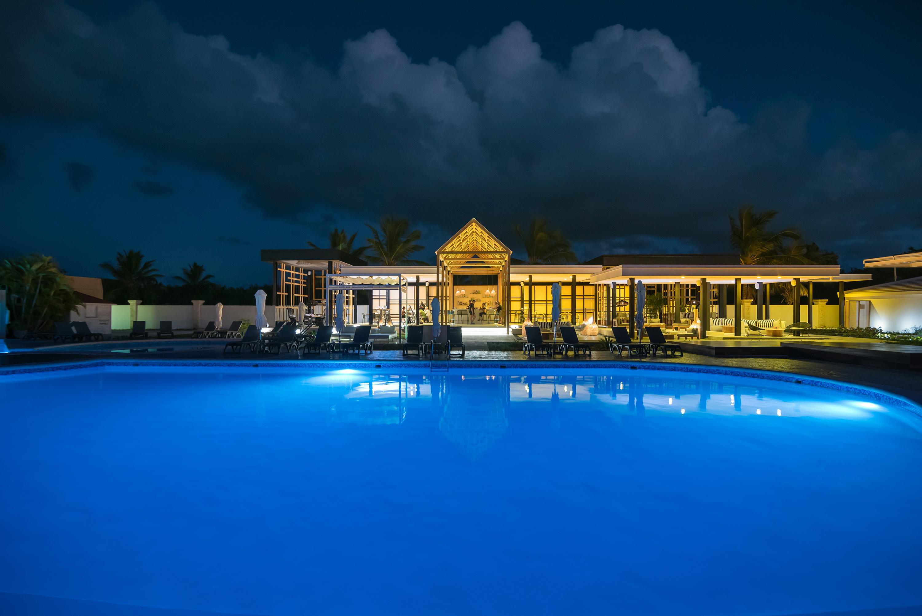 Catalonia Royal Bavaro (Adults Only) Punta Cana Bagian luar foto The resort at night