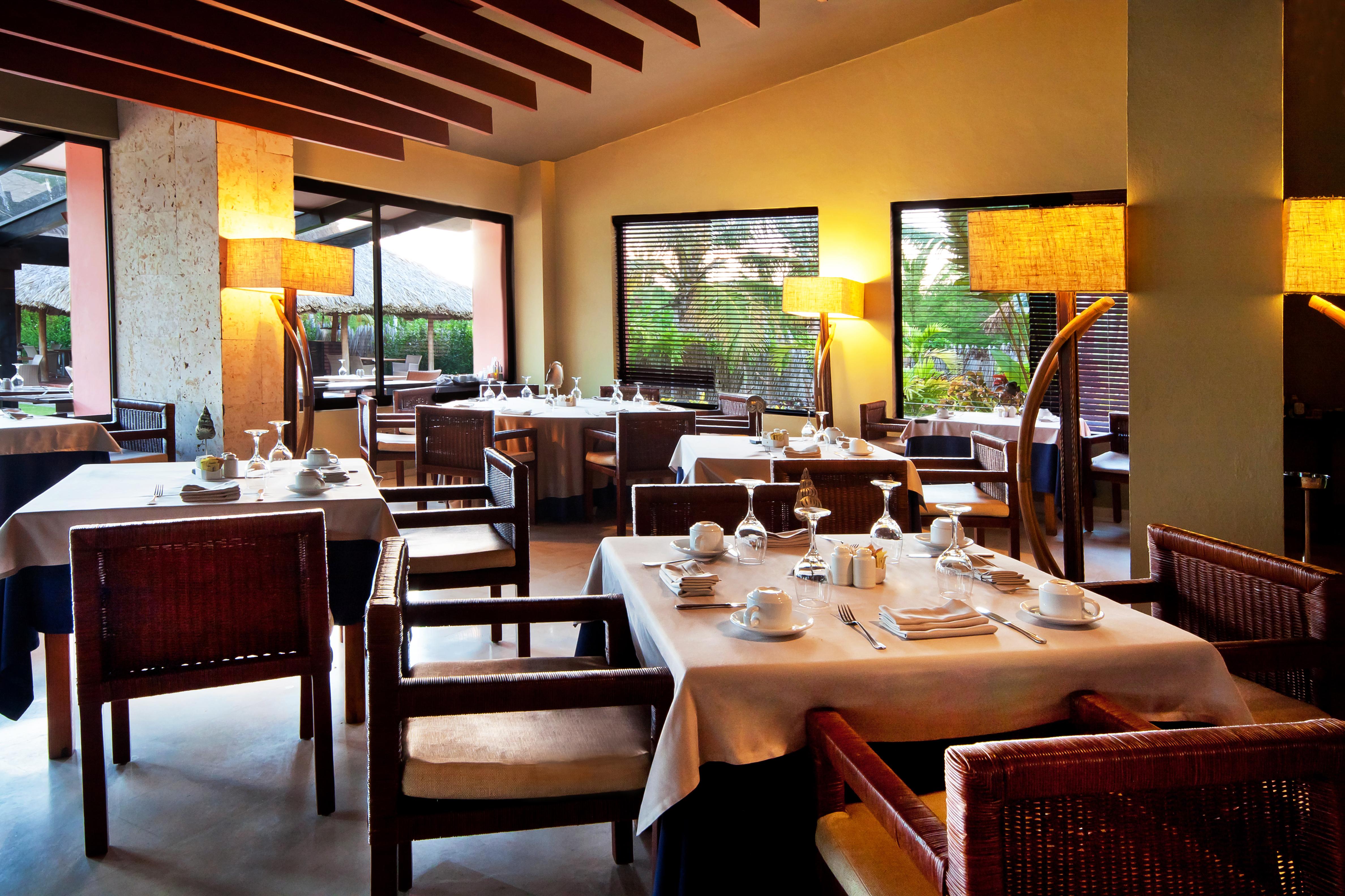 Catalonia Royal Bavaro (Adults Only) Punta Cana Bagian luar foto Restaurant at the hotel
