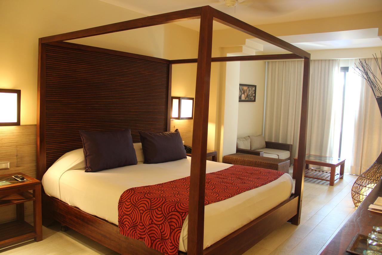 Catalonia Royal Bavaro (Adults Only) Punta Cana Bagian luar foto A four-poster bed