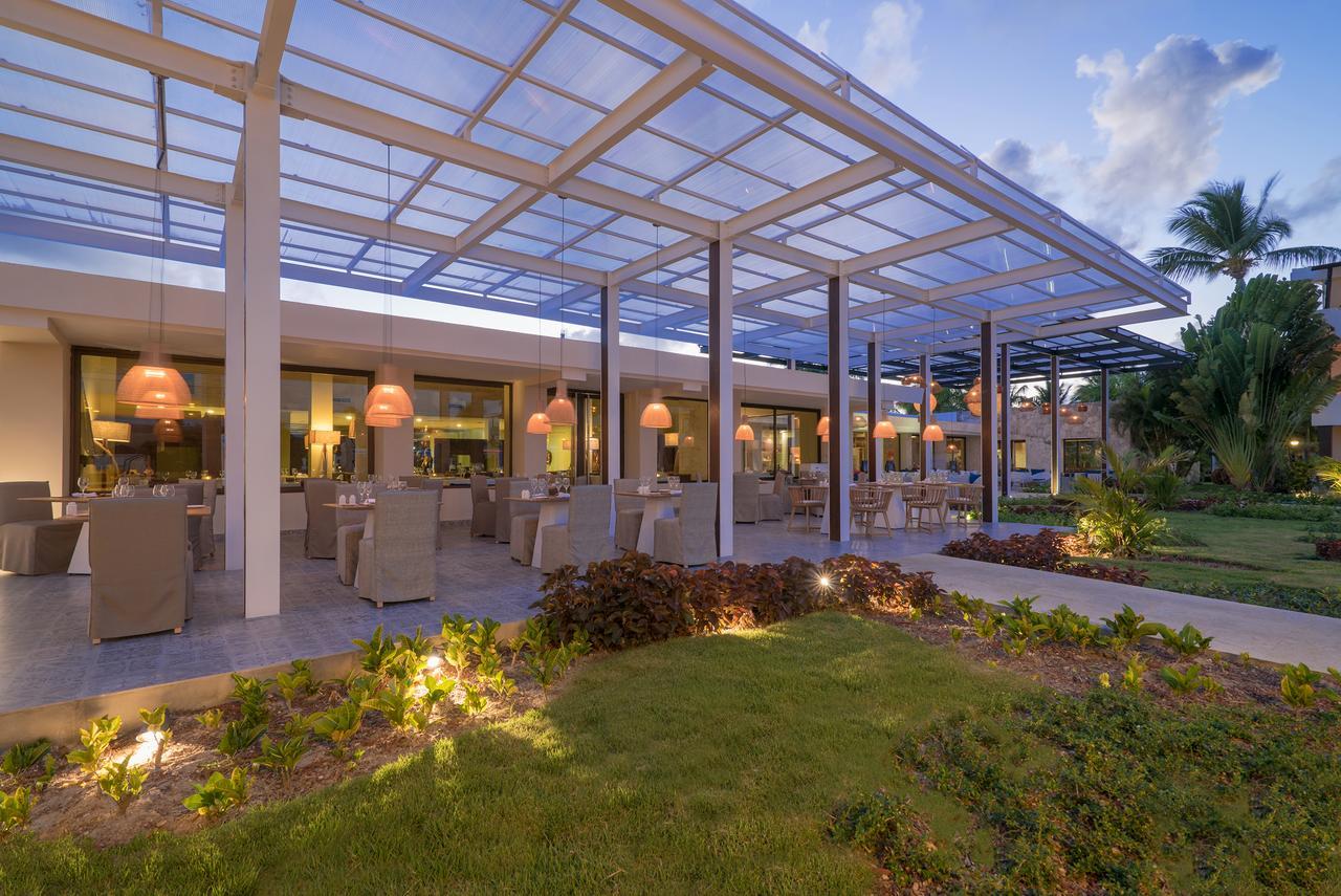 Catalonia Royal Bavaro (Adults Only) Punta Cana Bagian luar foto The restaurant at the resort