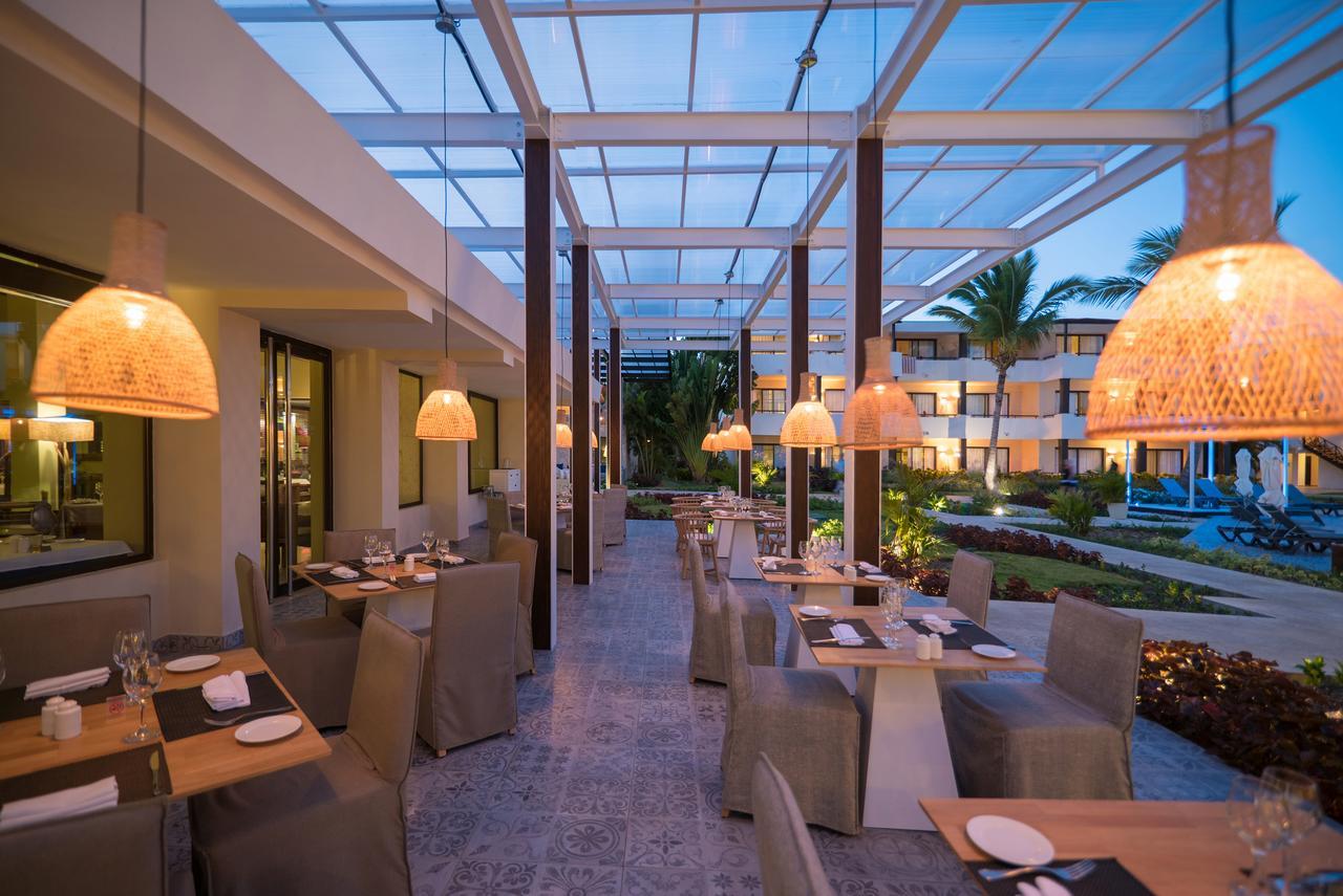 Catalonia Royal Bavaro (Adults Only) Punta Cana Bagian luar foto Restaurant at the hotel