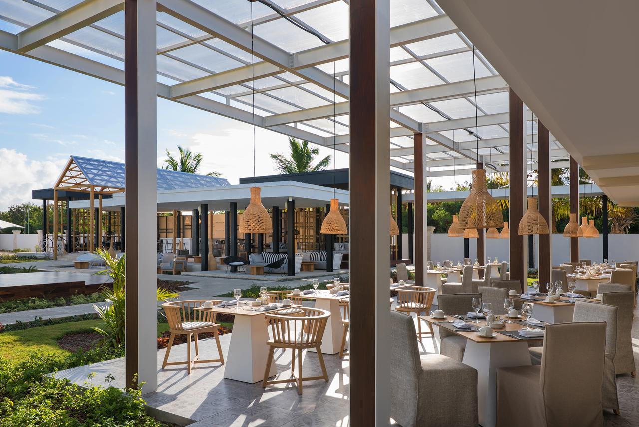 Catalonia Royal Bavaro (Adults Only) Punta Cana Bagian luar foto The restaurant at the resort