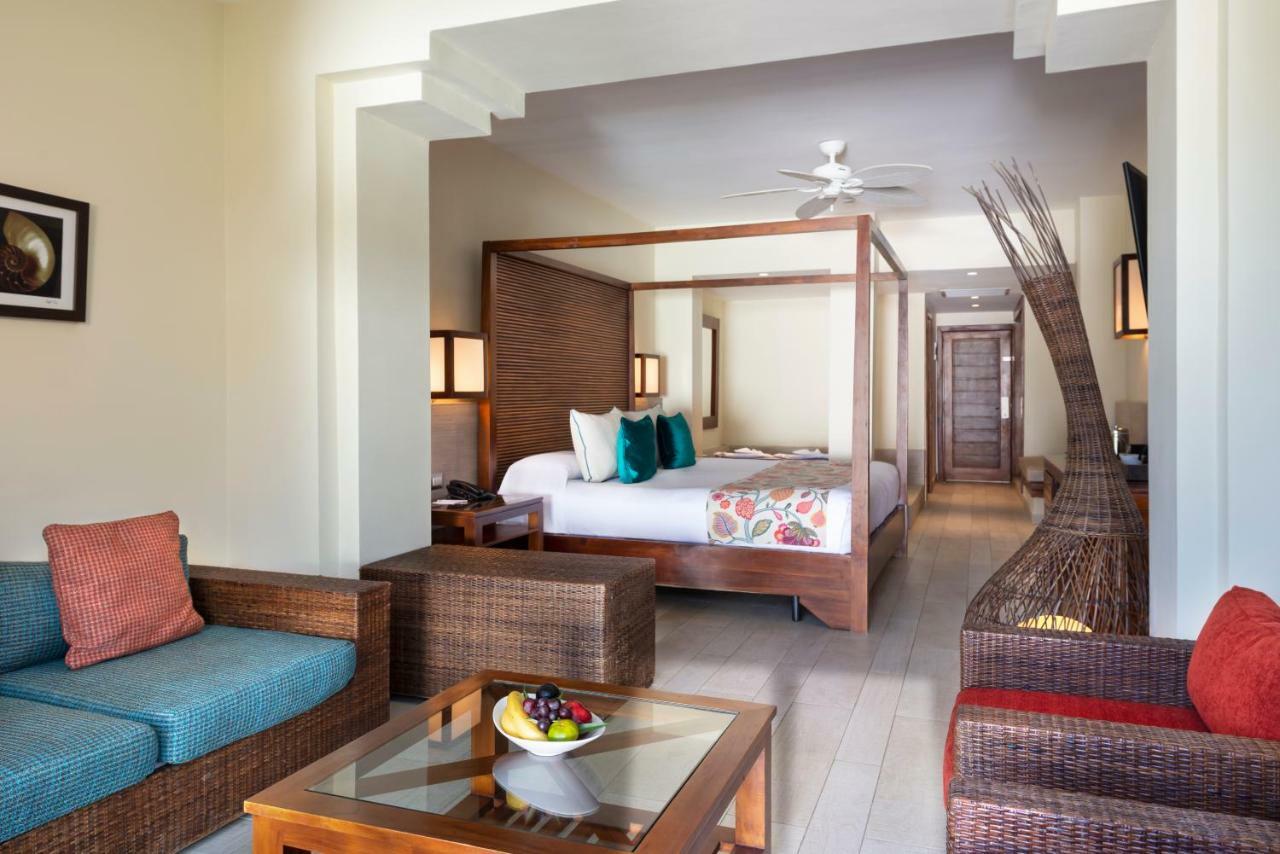 Catalonia Royal Bavaro (Adults Only) Punta Cana Bagian luar foto A room at the Hard Rock Hotel
