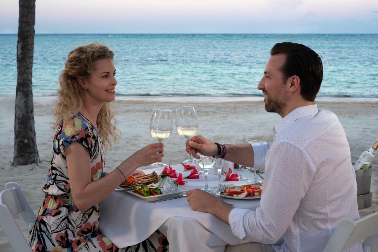 Catalonia Royal Bavaro (Adults Only) Punta Cana Bagian luar foto Dinner at the beach