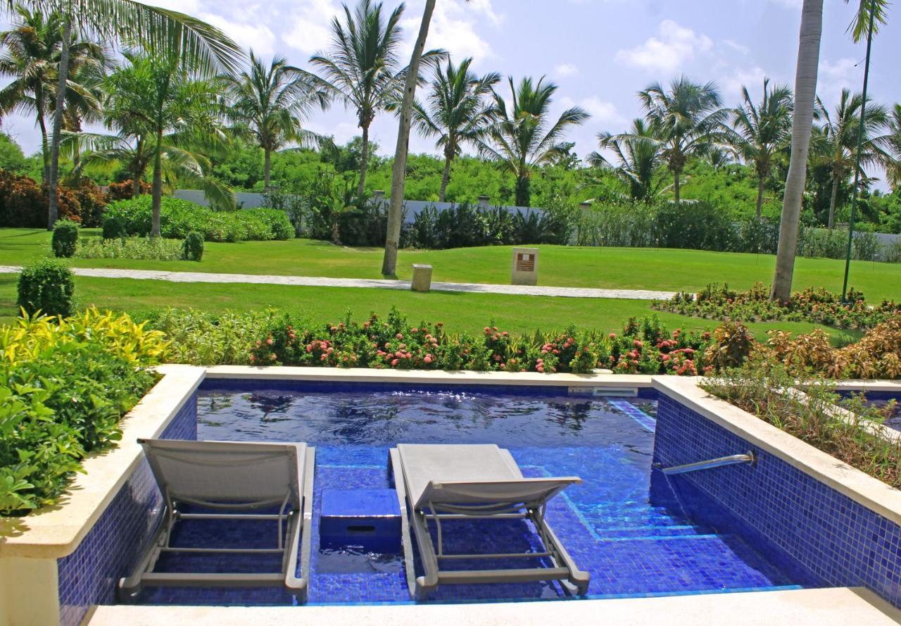 Catalonia Royal Bavaro (Adults Only) Punta Cana Bagian luar foto A private pool at the Four Seasons Resort