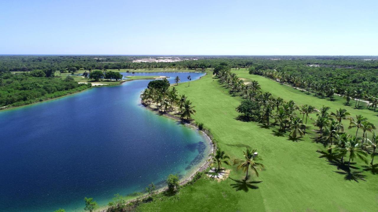 Catalonia Royal Bavaro (Adults Only) Punta Cana Bagian luar foto Aerial view of the golf course